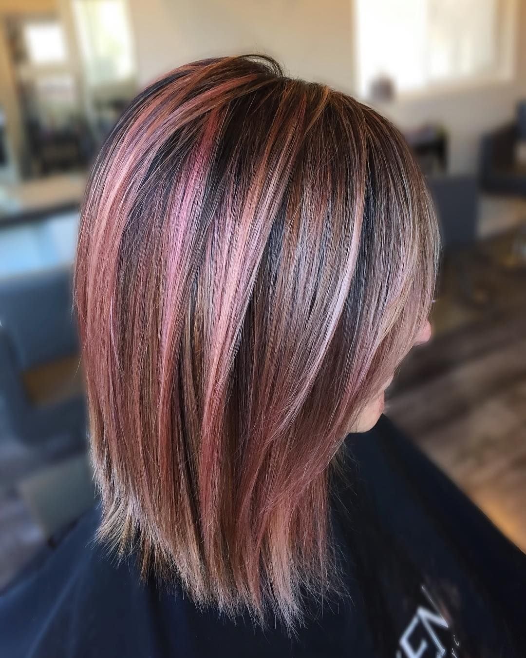 Сиреневые пряди на русых волосах