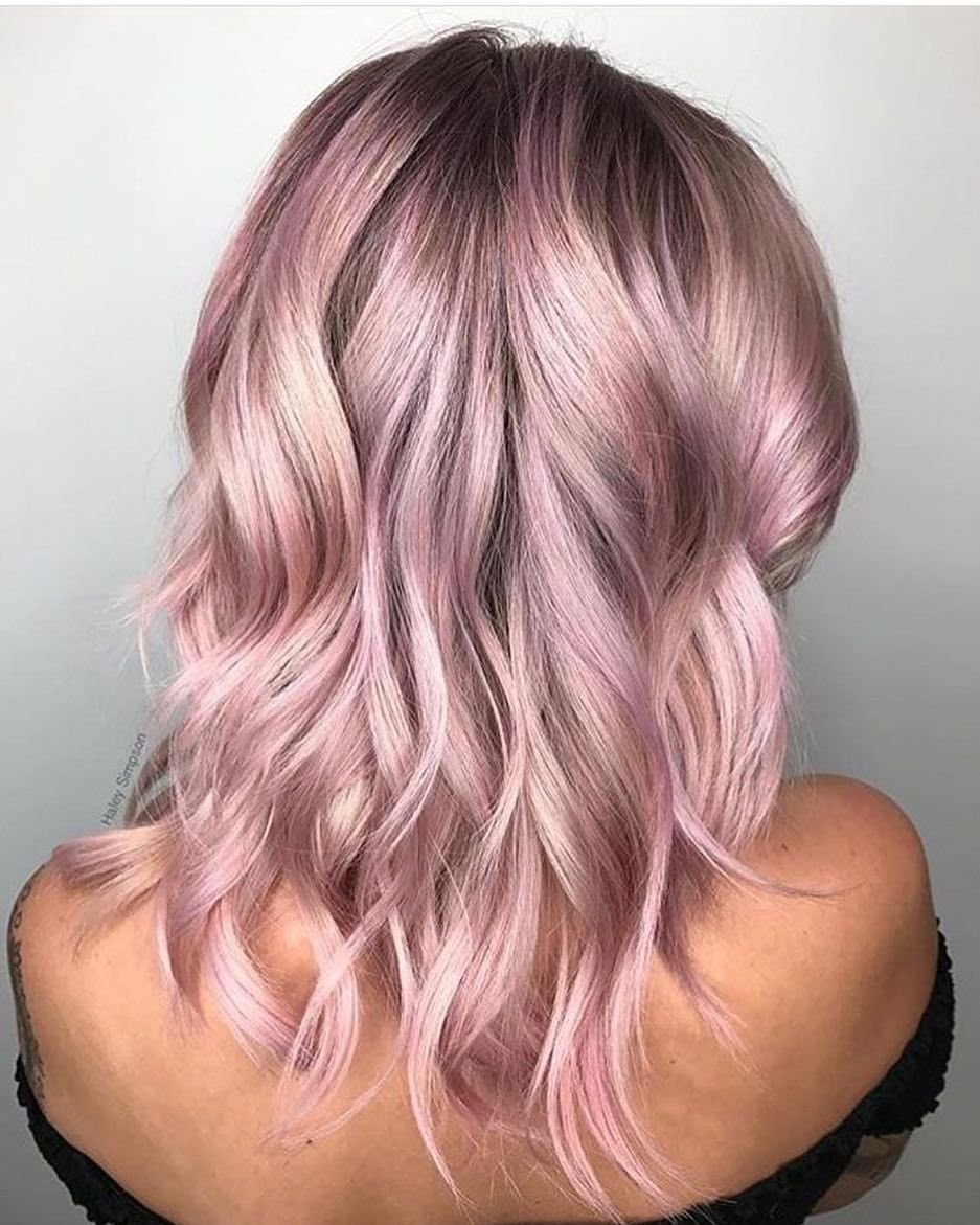 Розовое мелирование на светлые волосы