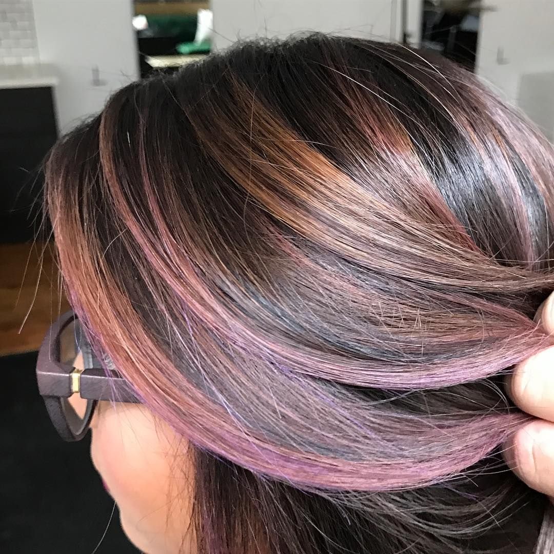 Мелирование с розовым оттенком на темные волосы