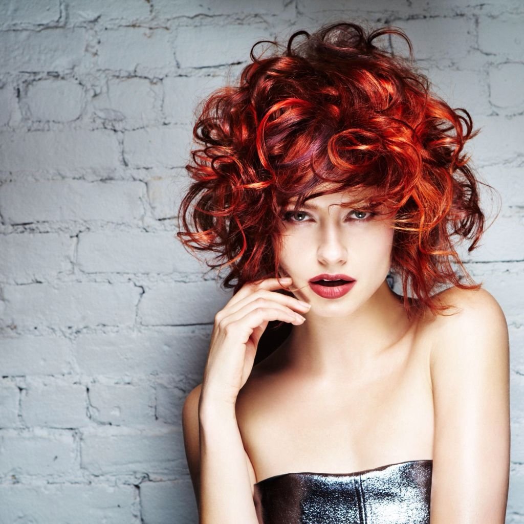 Окрашивание прядей на кудрявые волосы