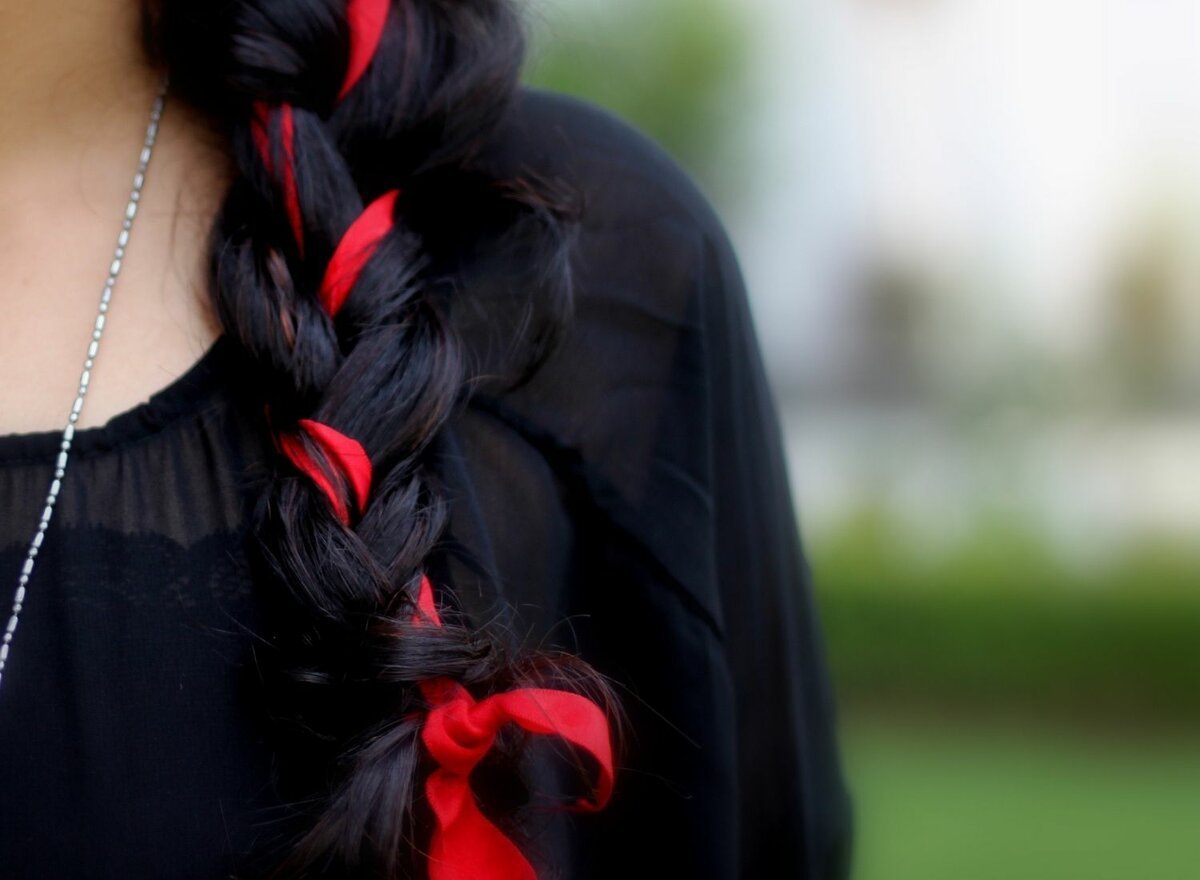 Девушка с чёрными волосами без ли