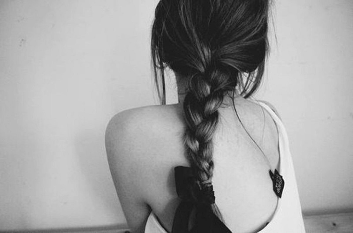 Девочка с косичками со спины