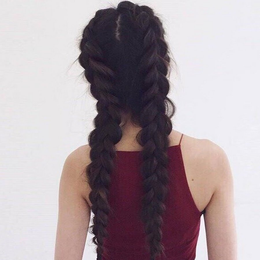 Девушка заплетает волосы