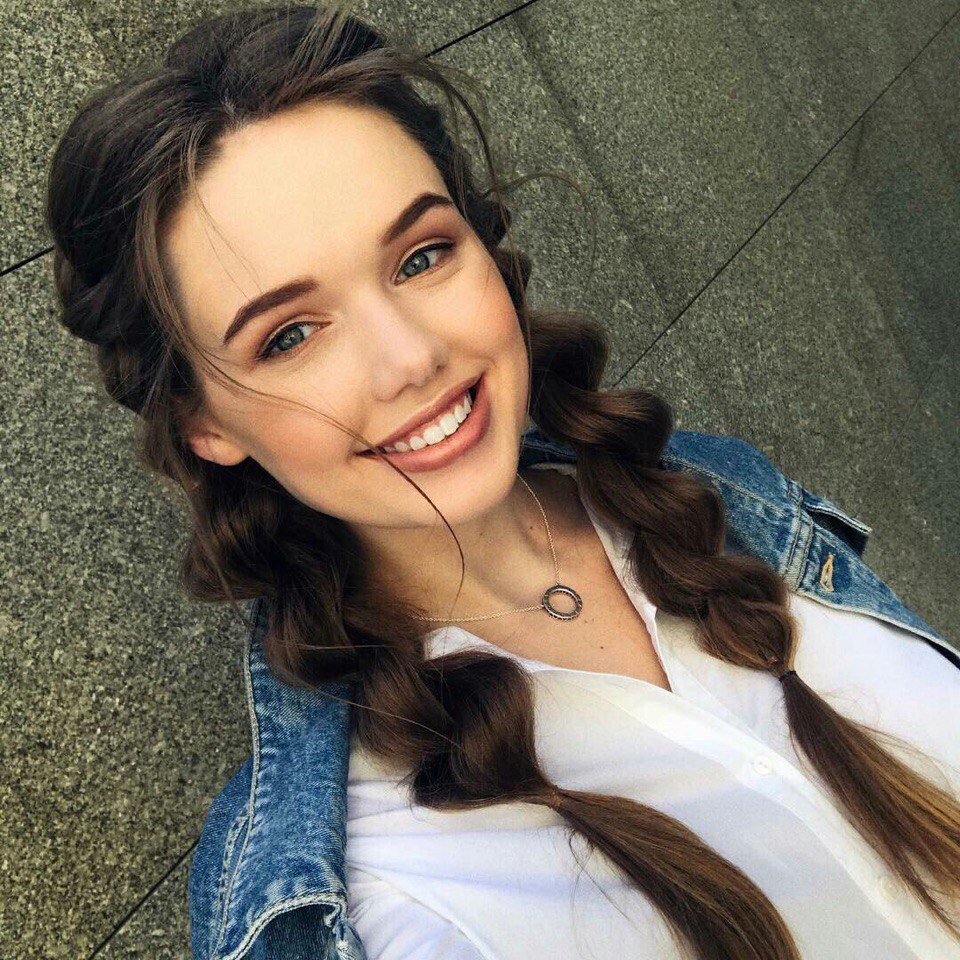 Девочка с косами