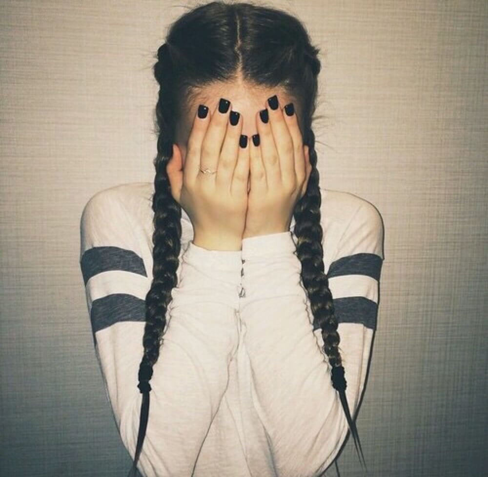 Девочка-подросток с косами