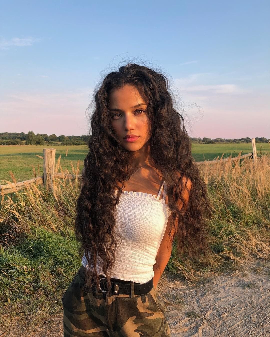 Девочка с косичками со спины