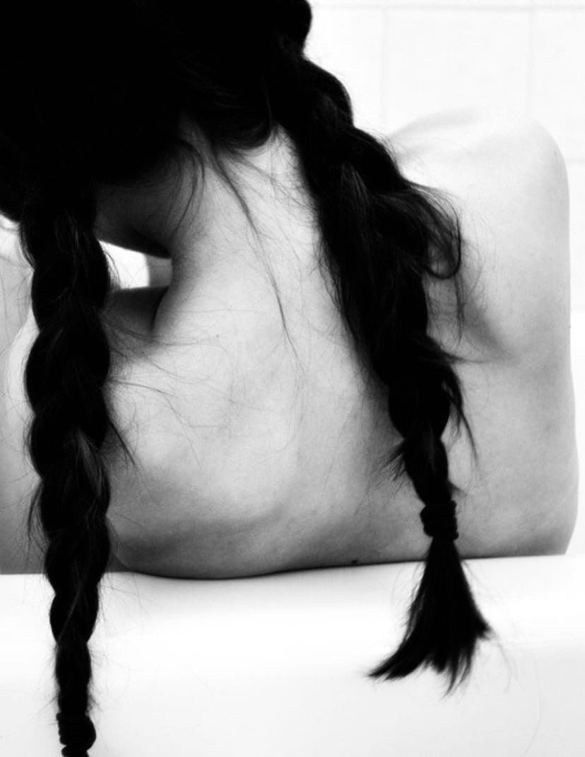 Две Растрепанные косички брюнетка