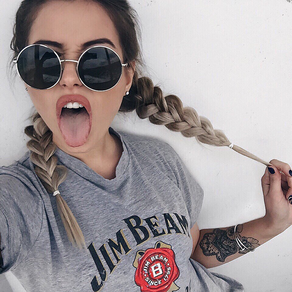 Девочка с черными волосами и косичками