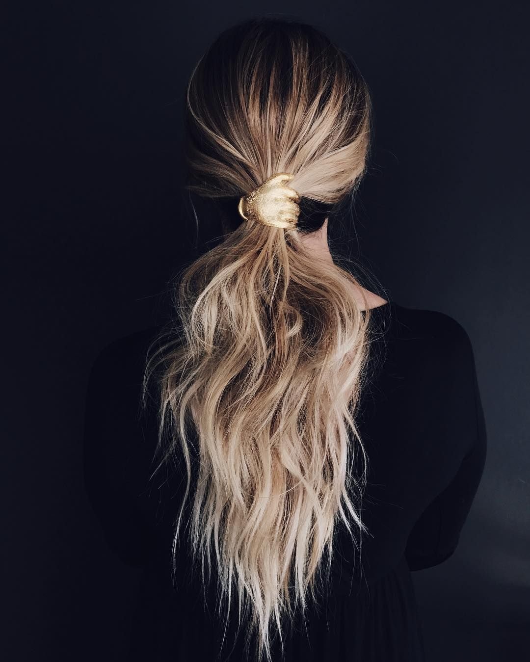 Красивая прическа с хвостом на длинные волосы