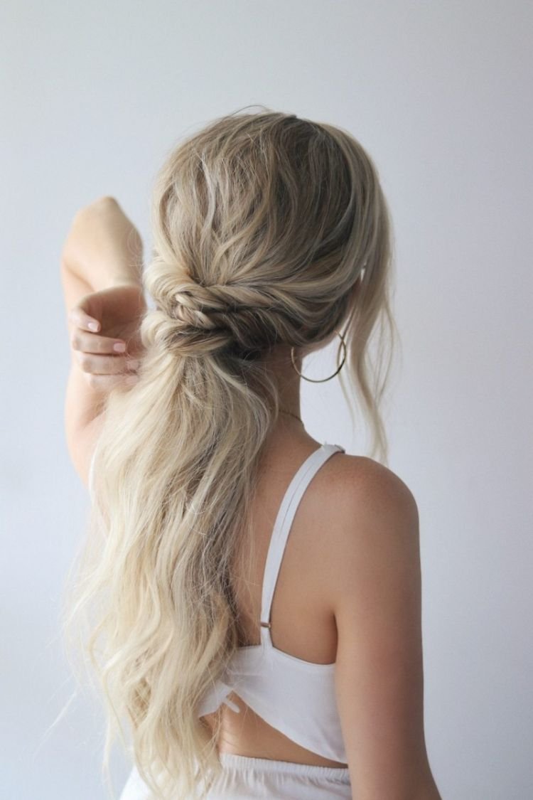 Блондинка с длинными волосами