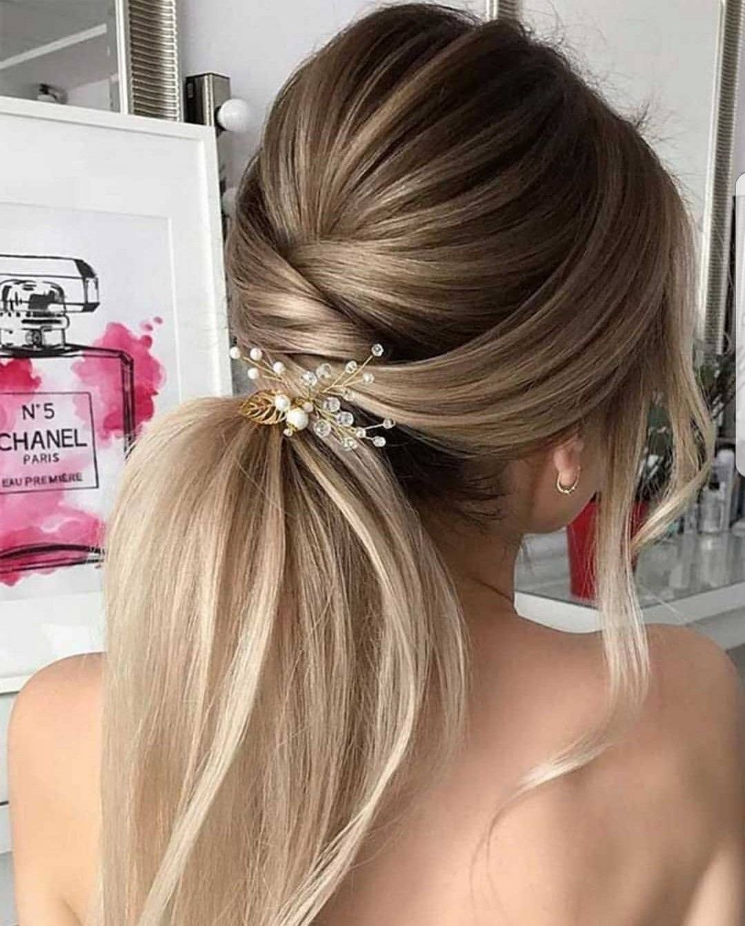 Блондинка с боку