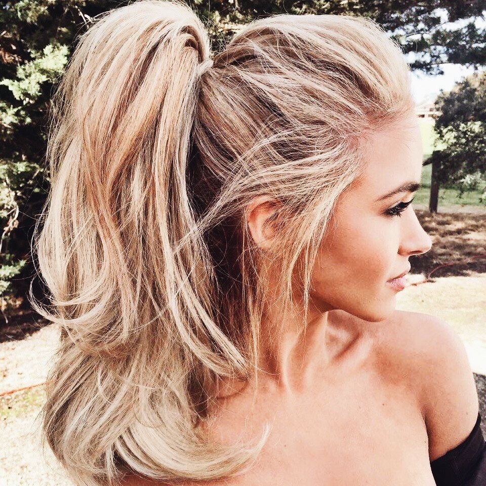 Блондинка с длинной косой