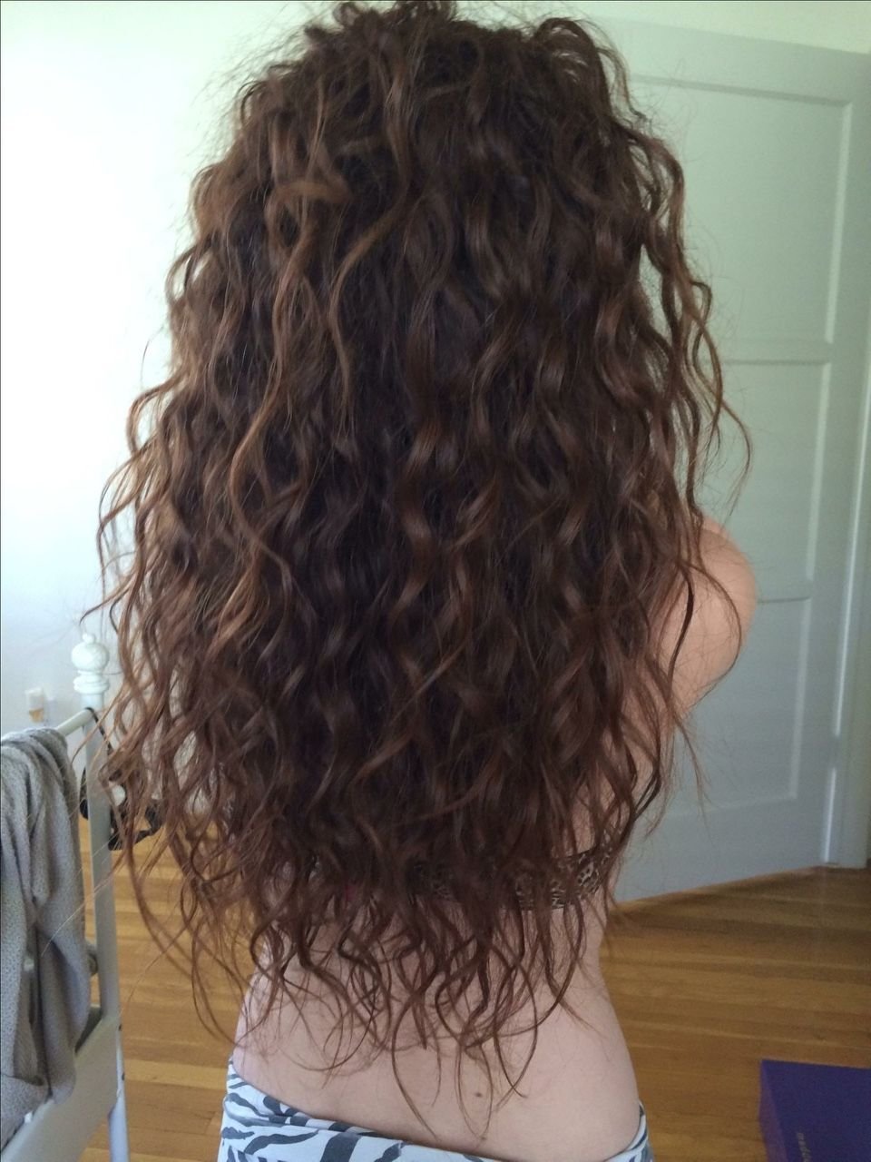 Кудрявые волосы со спины