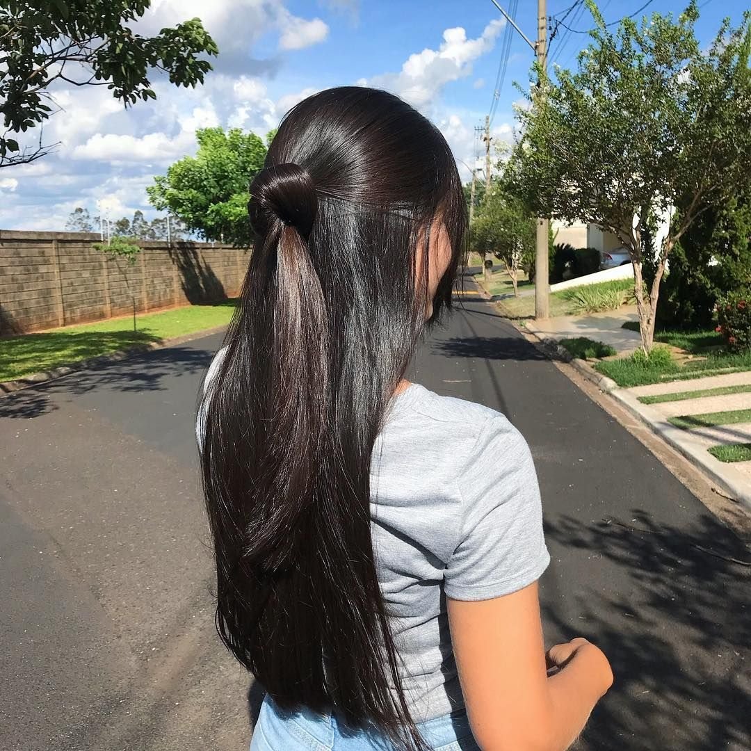 Брюнетка со спины с длинными волосами