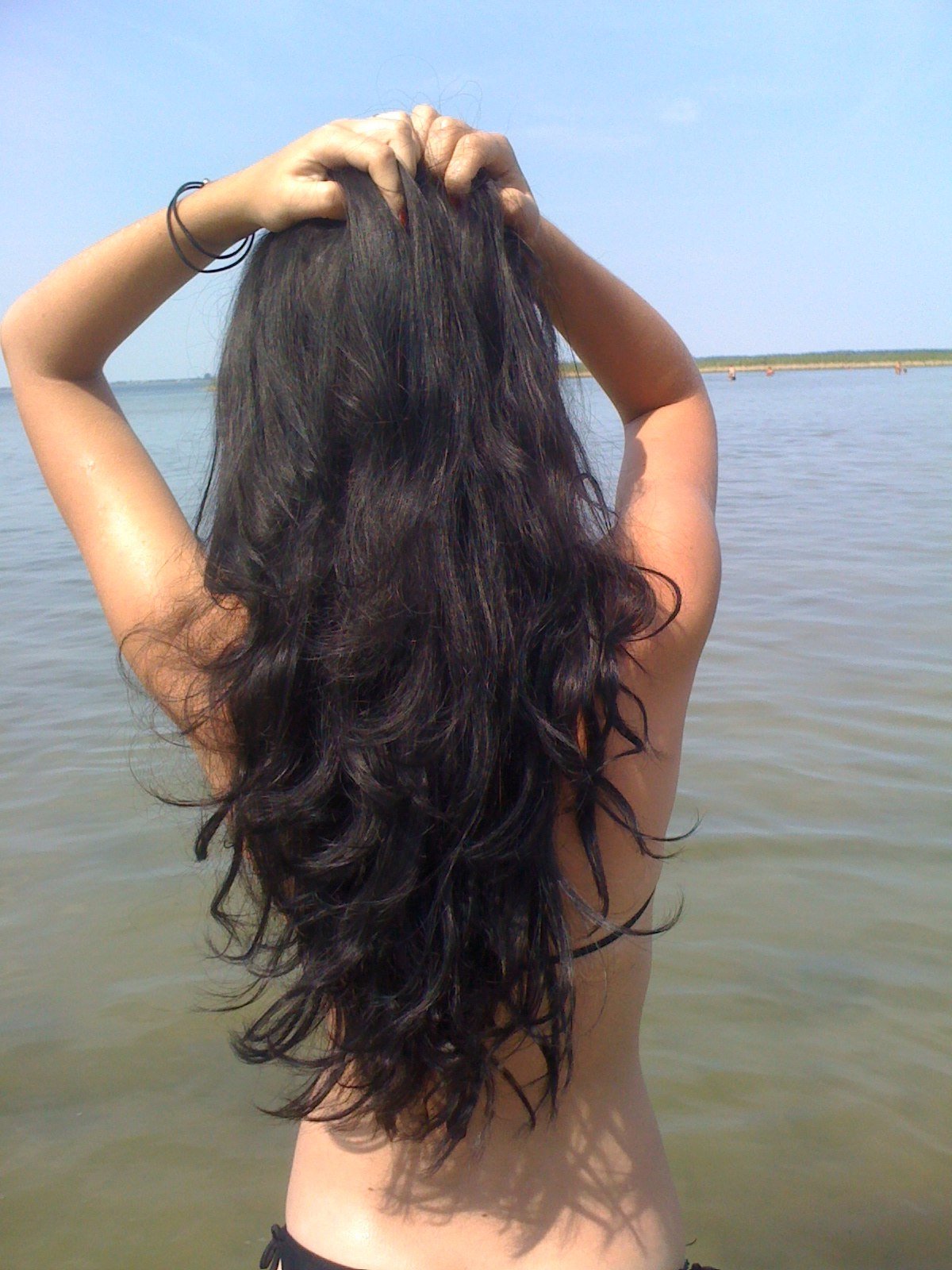 Девушка с черными волосами на природе