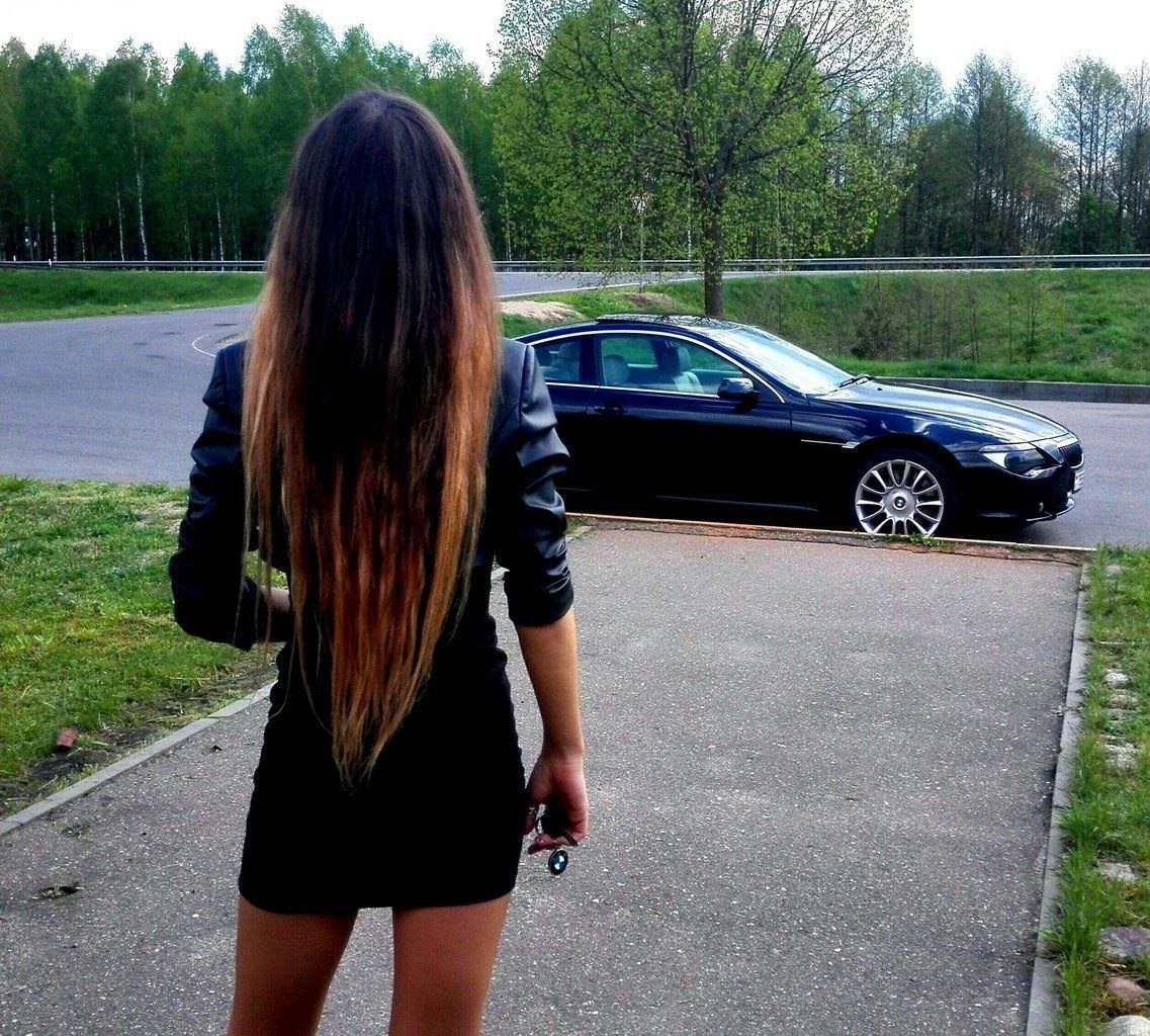 Брюнетки в футболках со спины