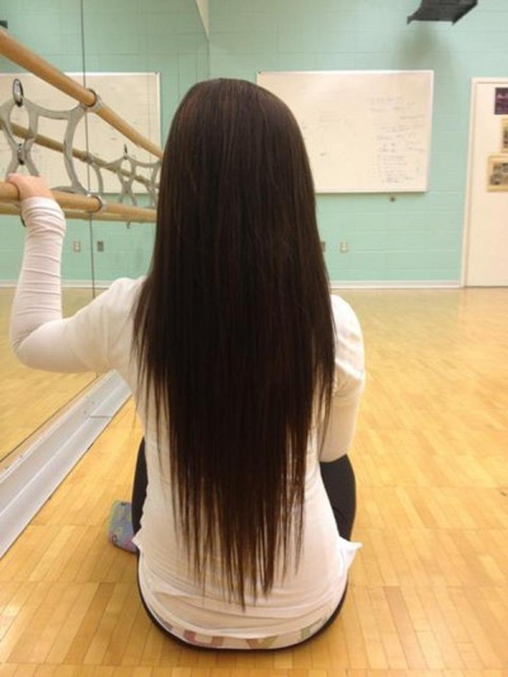 Девушка с чёрными волосами без лица