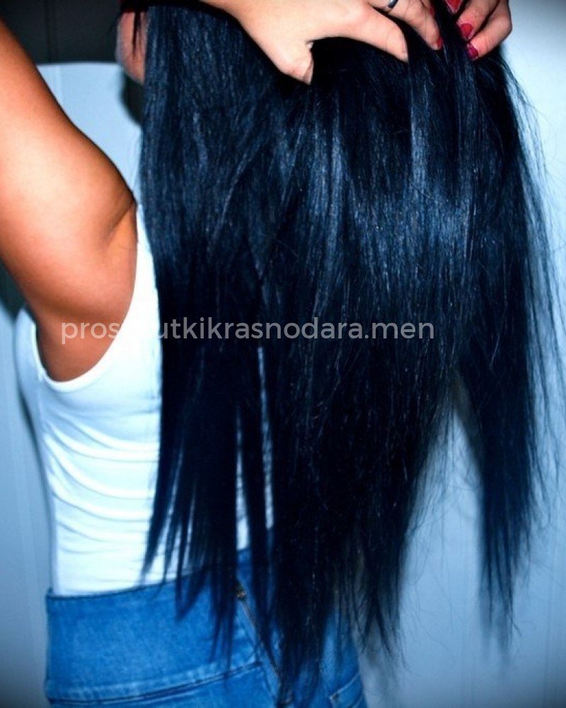 Девушка в черном со спины