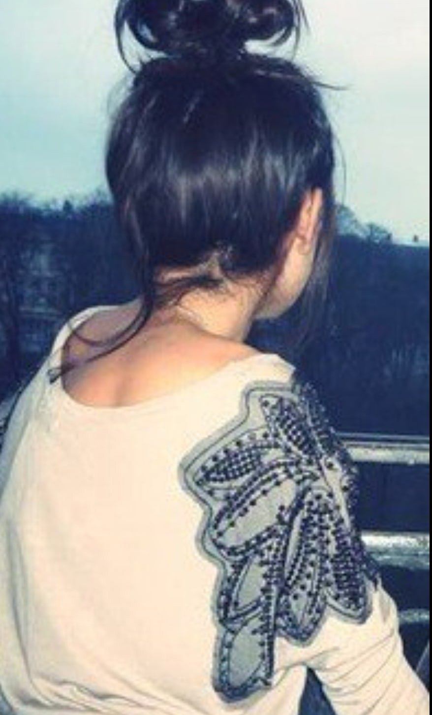 Брюнетка со спины