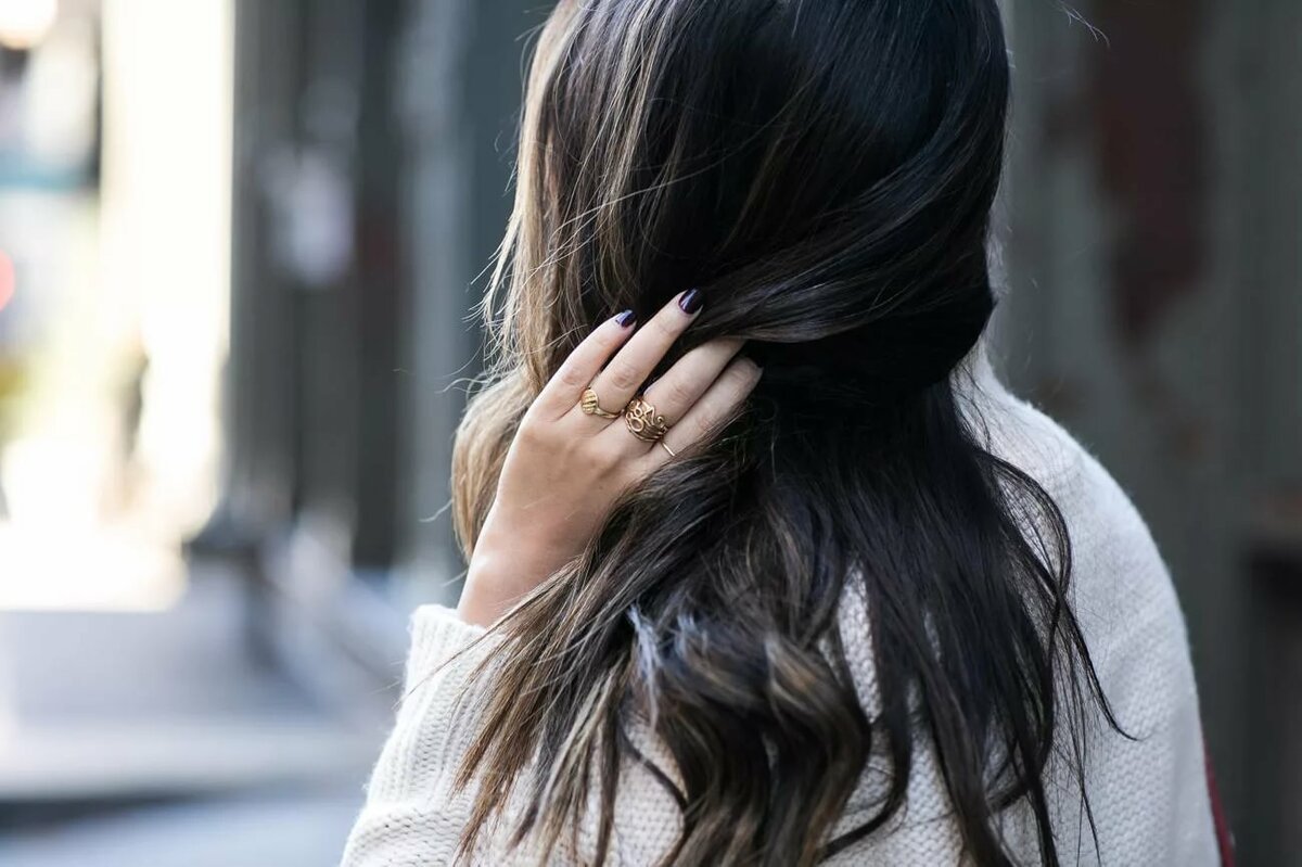 Брюнетка со спины с длинными волосами