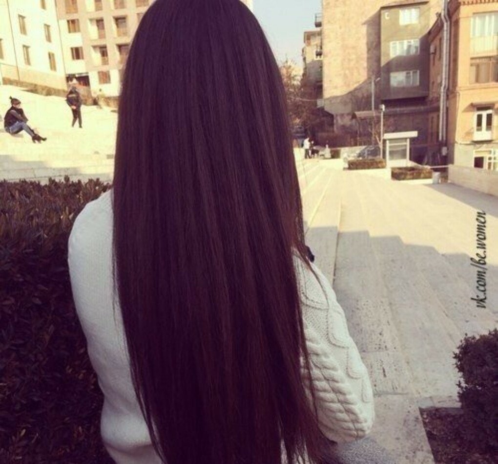 Брюнетка со спины