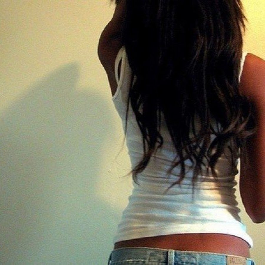 Девушка с каре со спины