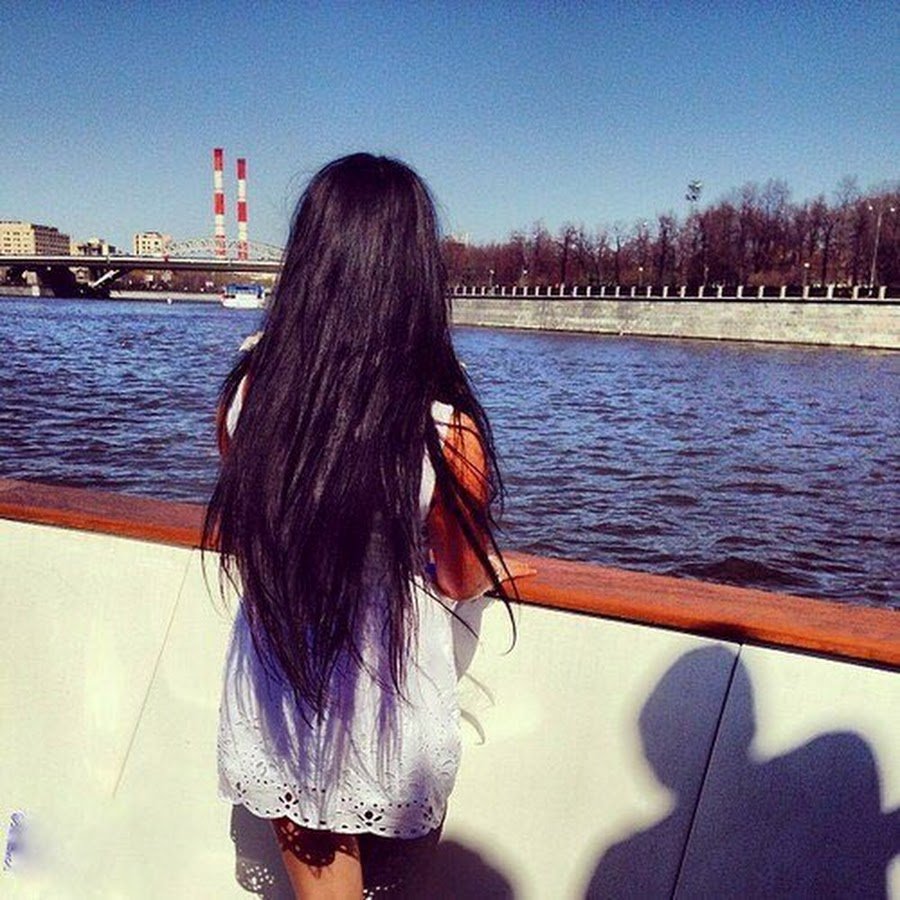 Кавказские девушки с длинными черными волосами