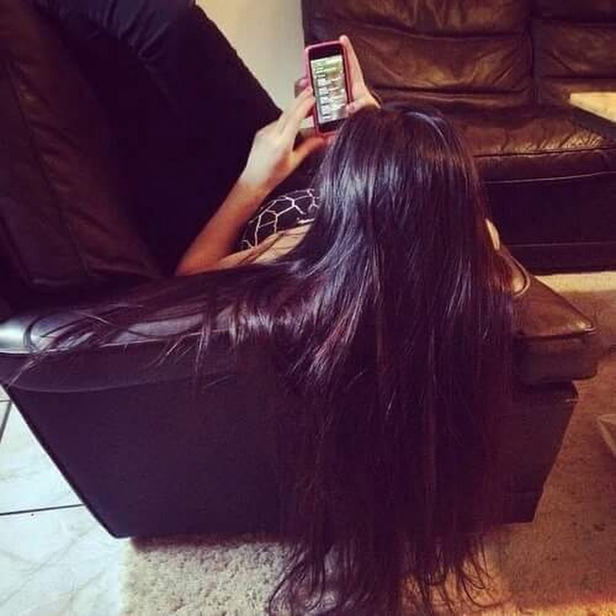 Девочка с черными волосами сзади