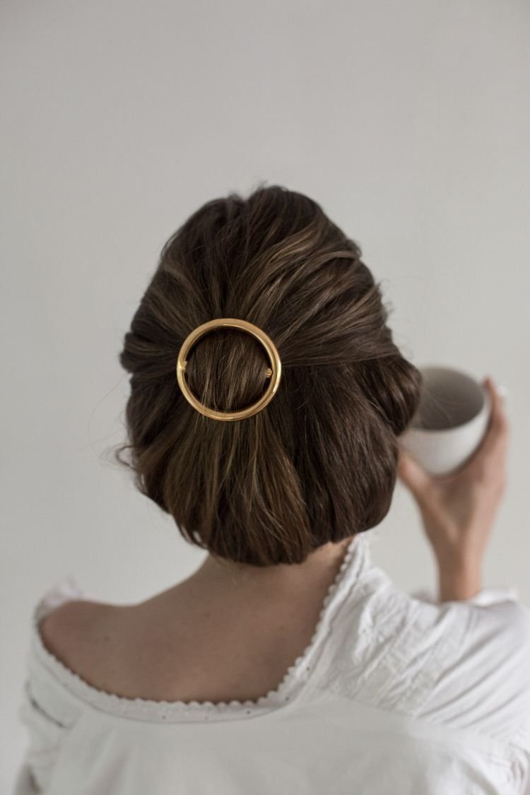 Прически с заколками на короткие волосы