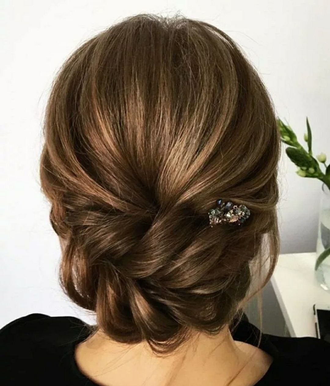 Прическа на волосы до плеч на торжество