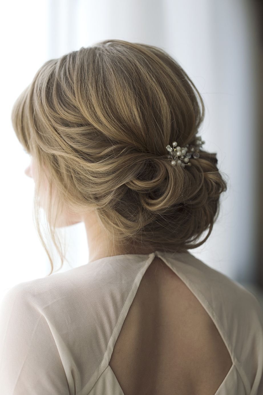 Прическа низкий пучок