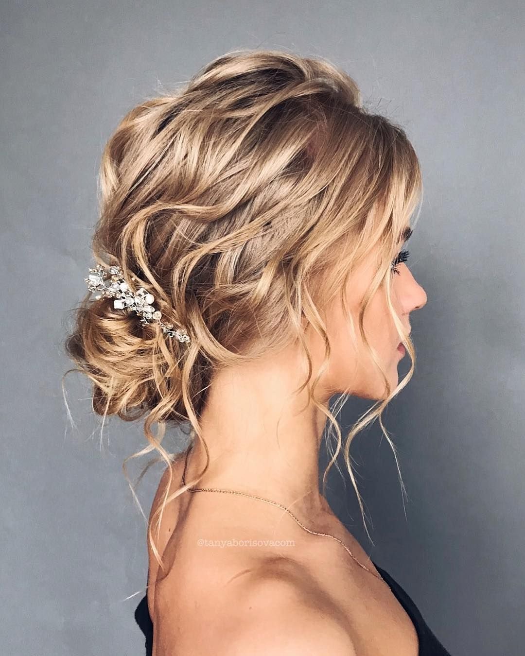 Вечерняя прическа небрежный пучок