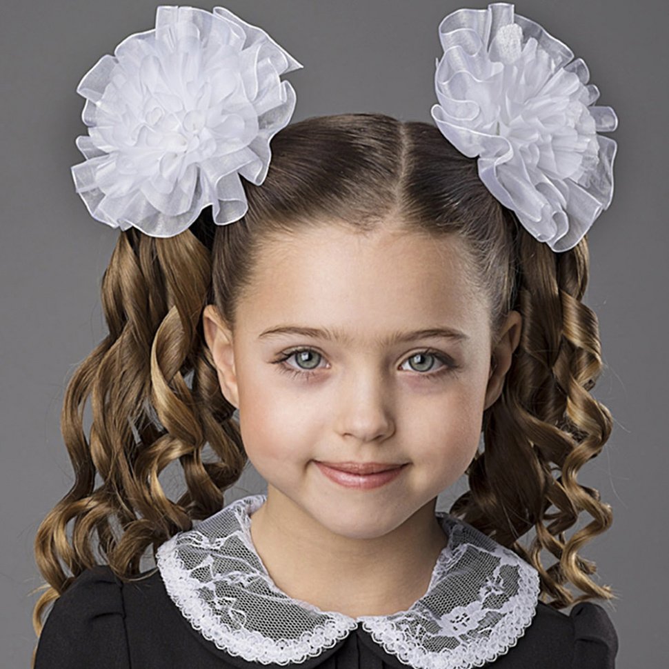 Прически для первоклашек с бантами