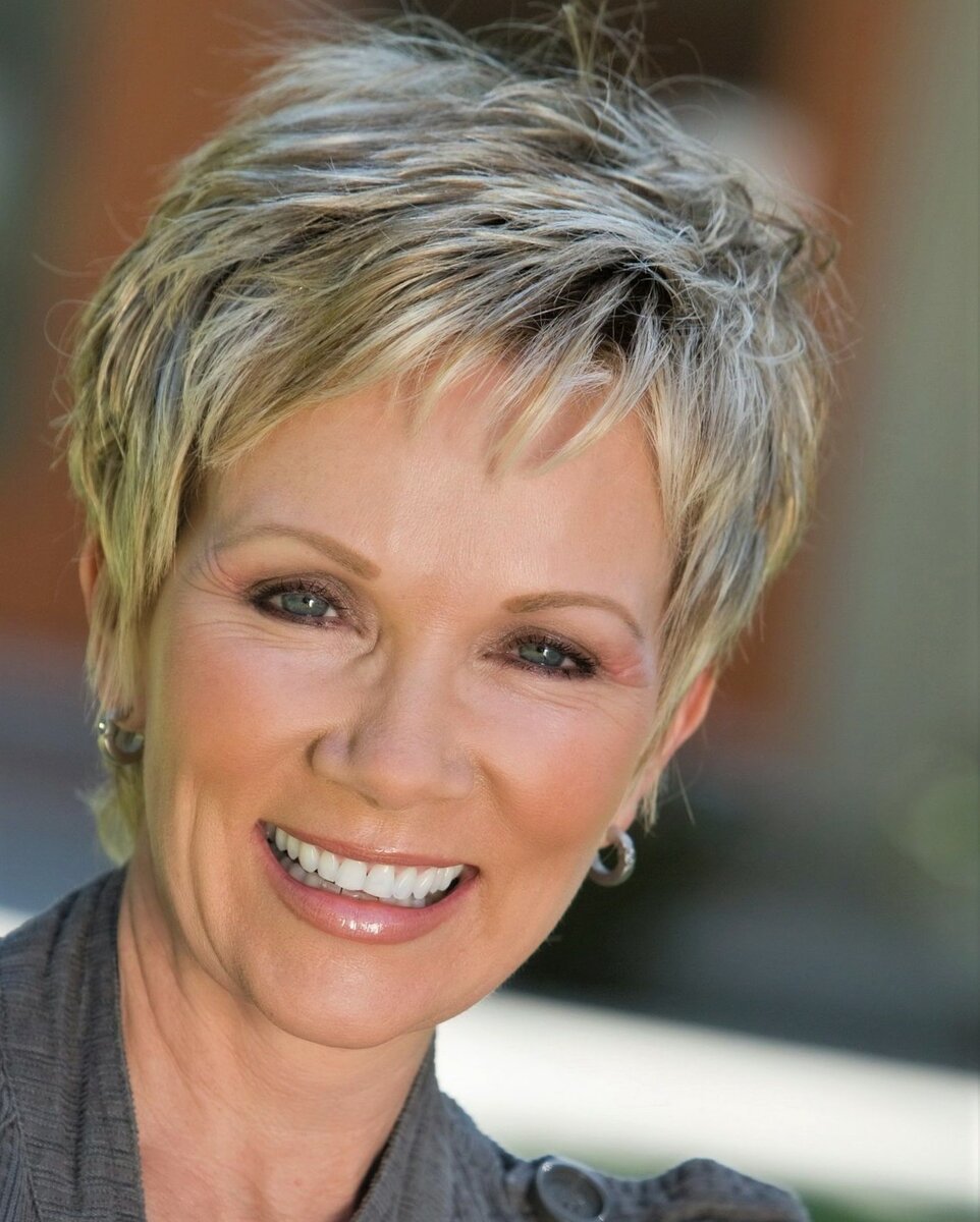 Стрижка Гарсон Пикси на короткие волосы для женщин после 50