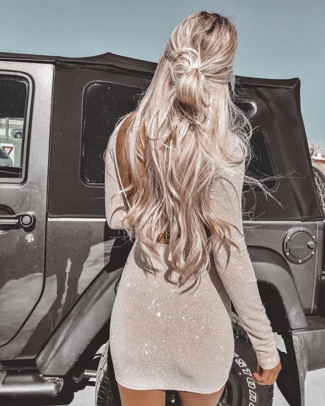 Блондинка с длинными волосами