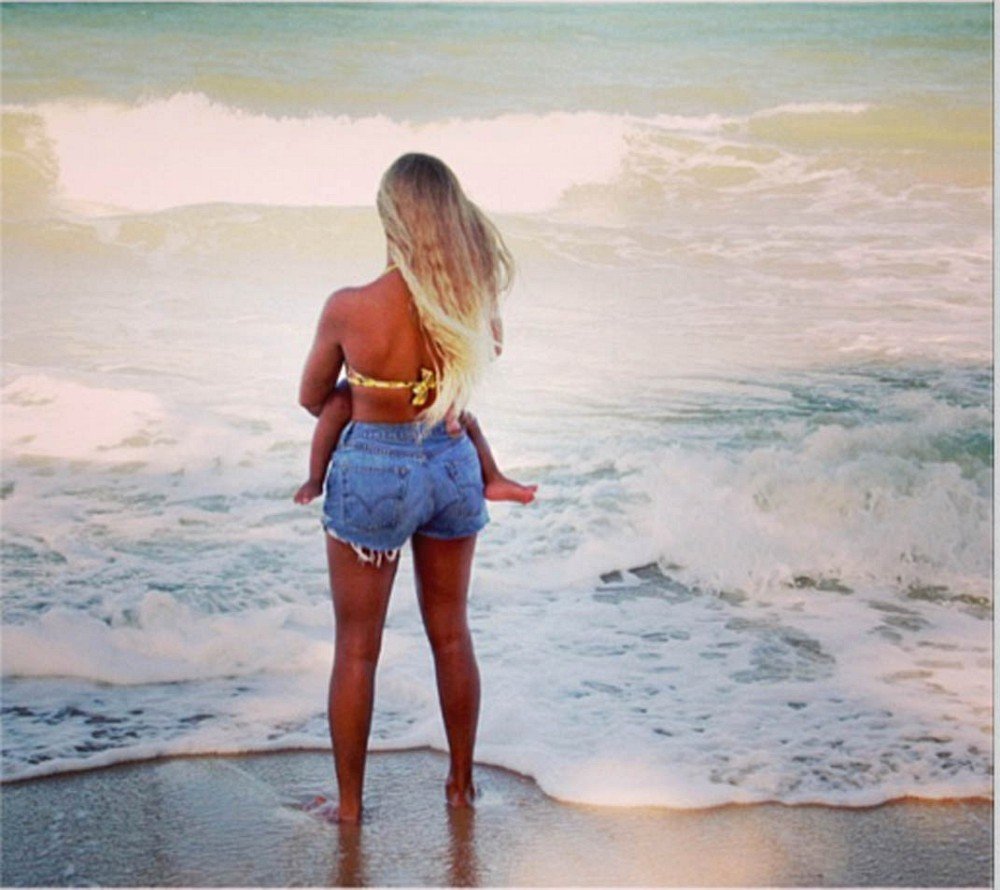 Блондинка на море