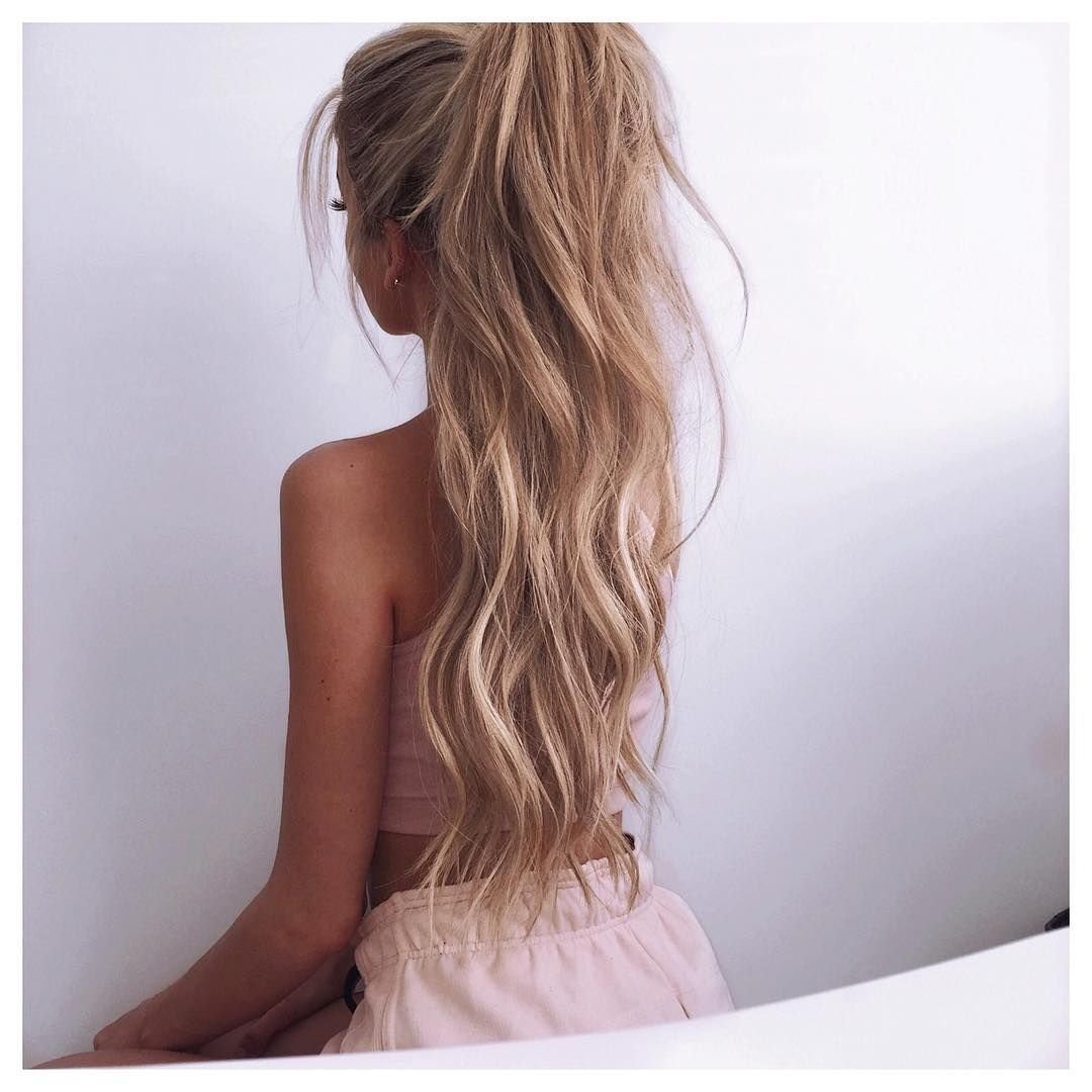 Блондинка с длинными волосами