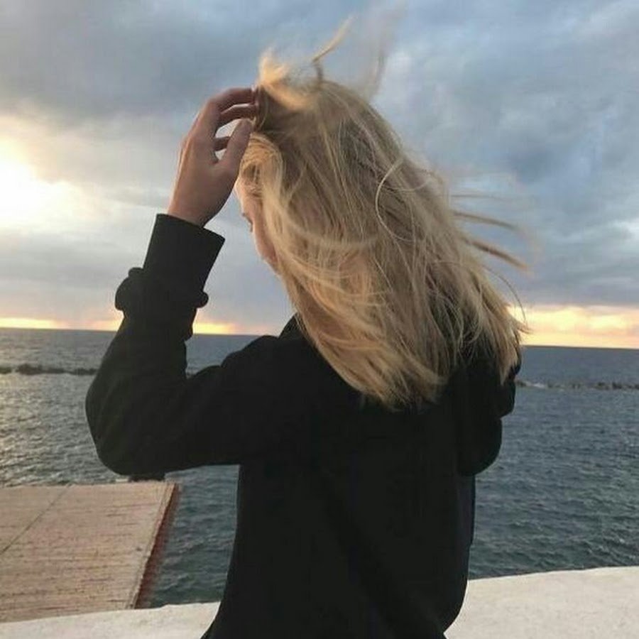 Блондинка с закрытым лицом