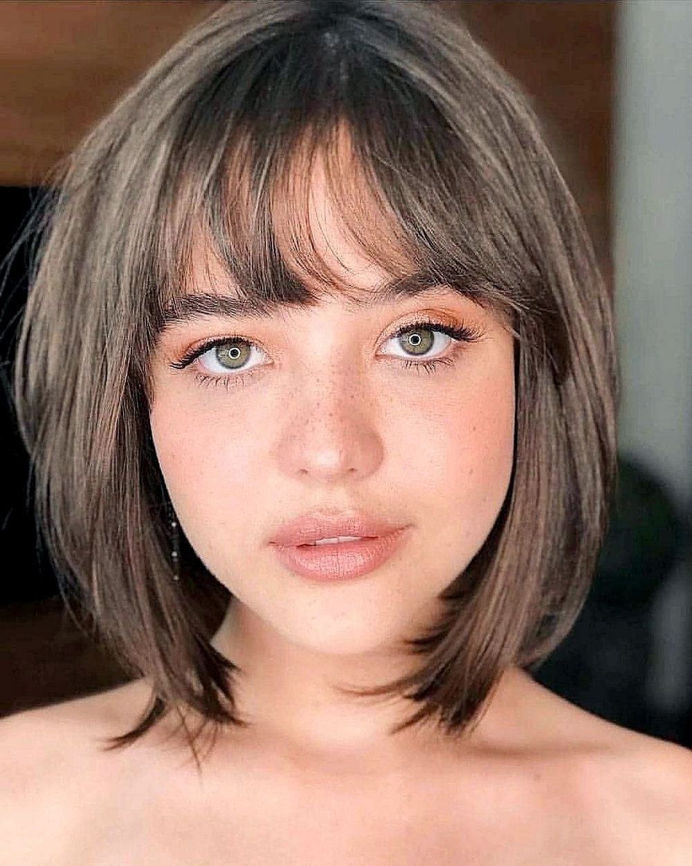 Девушка с челкой