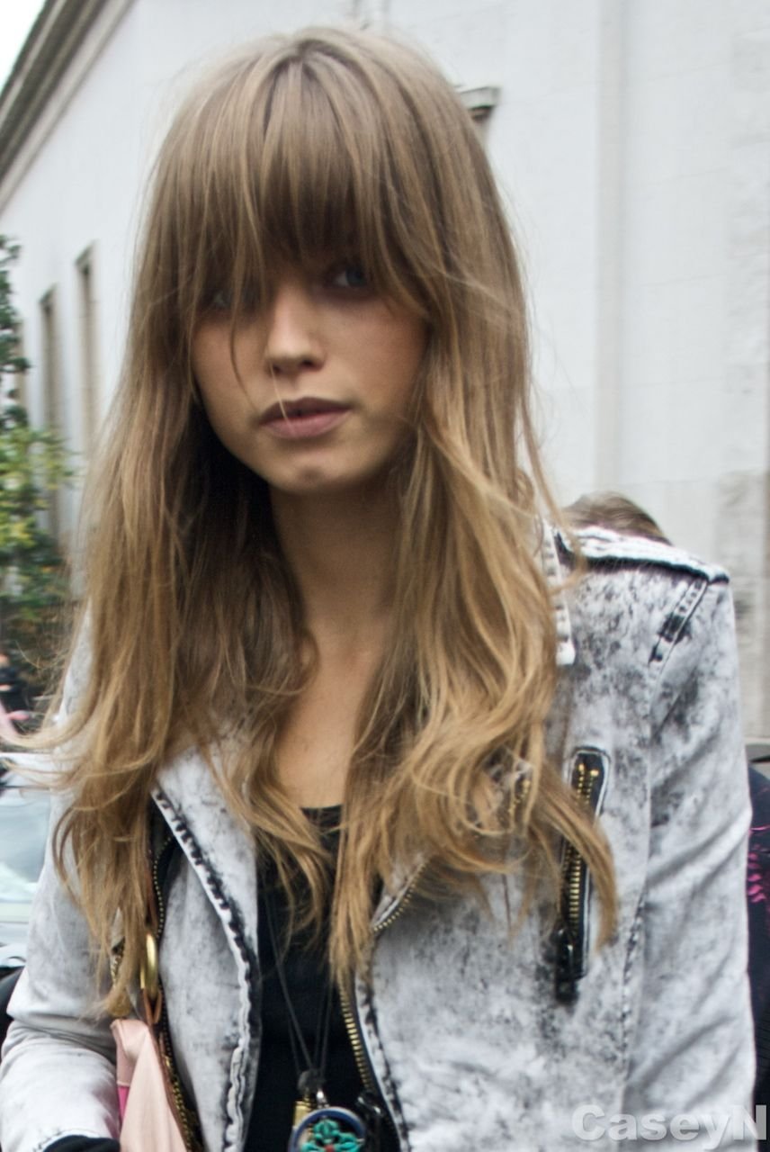 Jessica Biel прическа с челкой