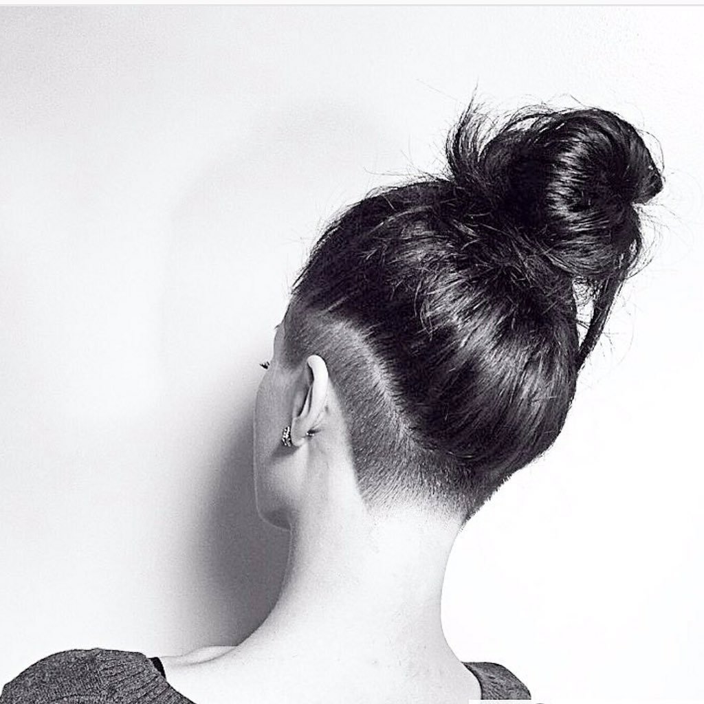 Причёски с выбритыми висками и затылком на длинные волосы