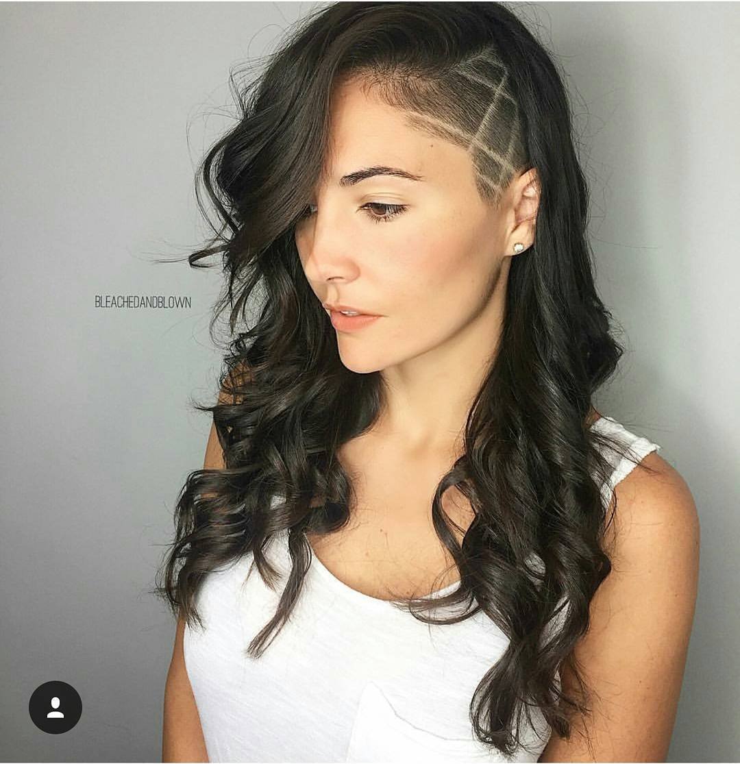 Выбритый висок у девушек