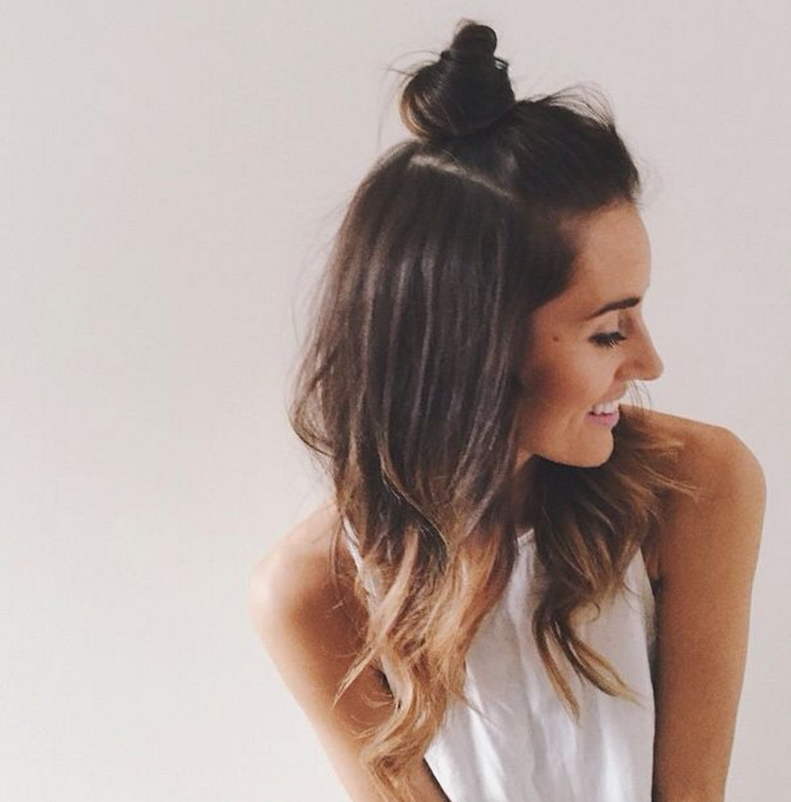 Прическа messy bun