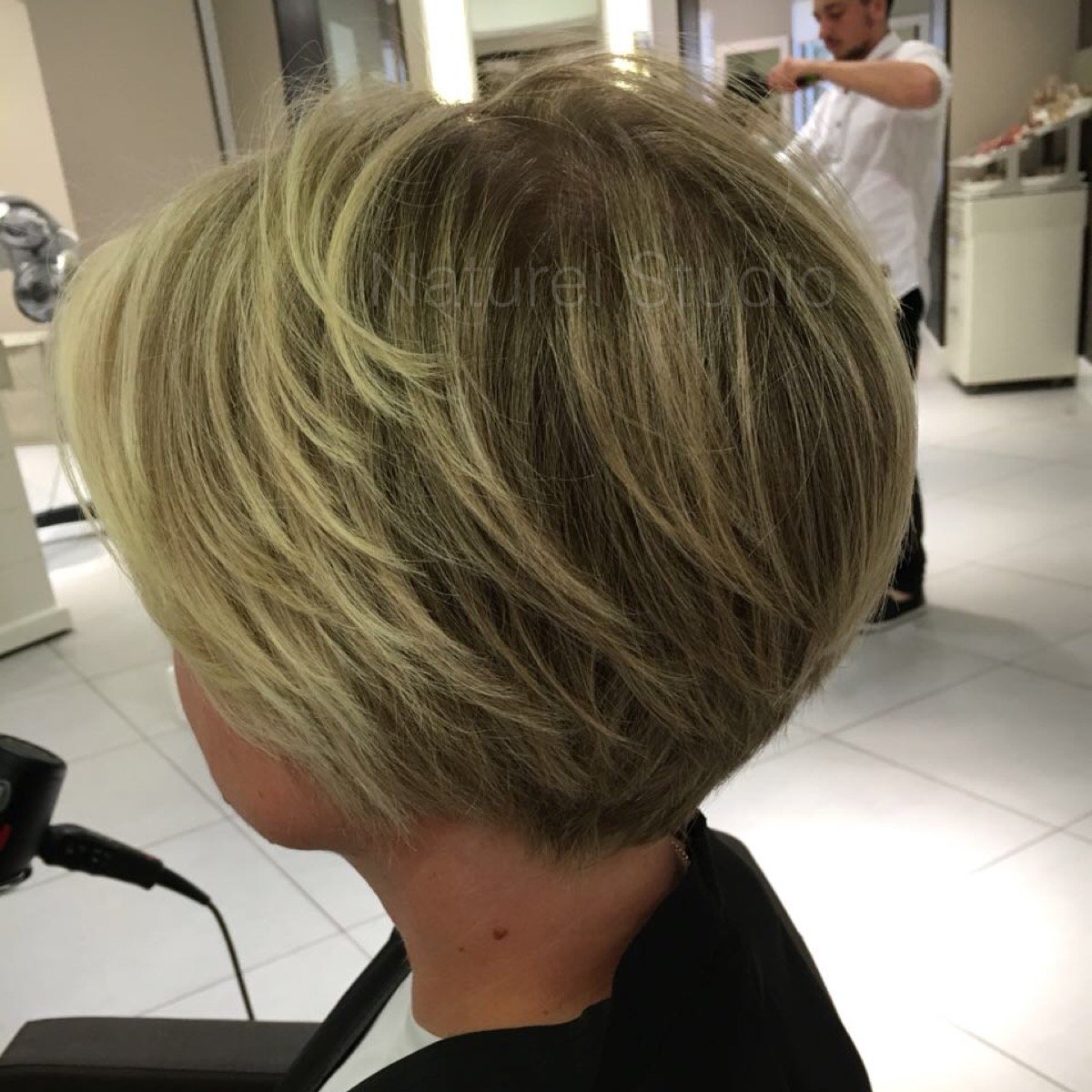 Стрижка на средние волосы сзади