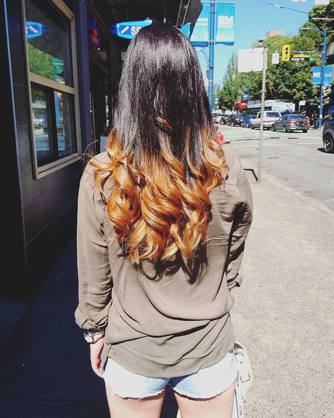 Бирюзовые пряди на темных волосах