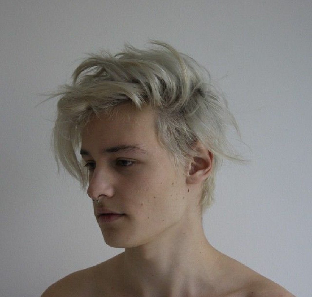 Мужская прическа с длинным затылком