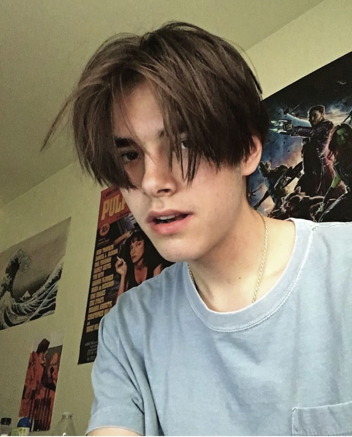 Парни с волосами до ушей