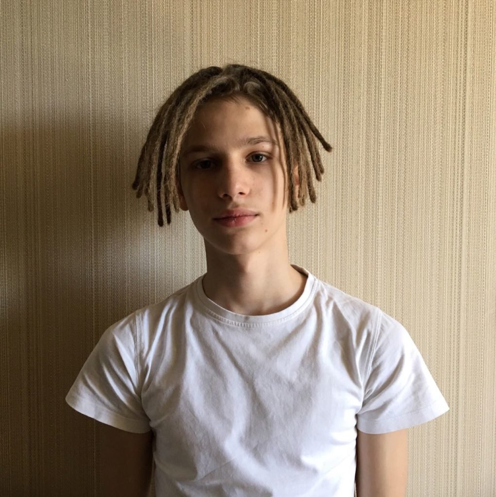 Мальчик с дредами