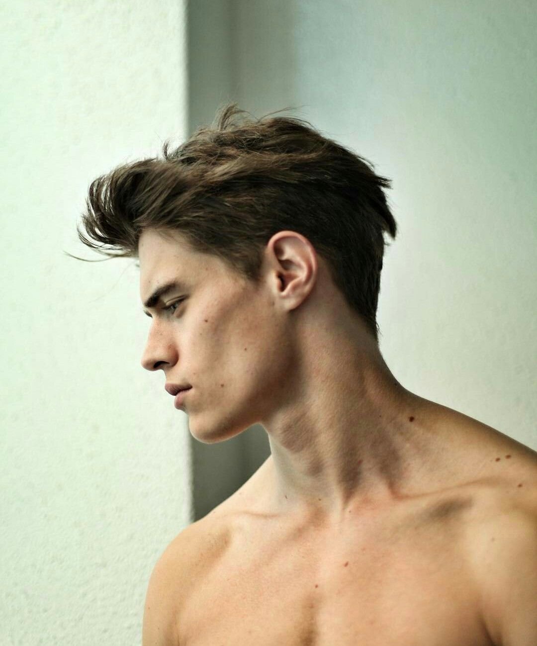 Парни с волосами до ушей