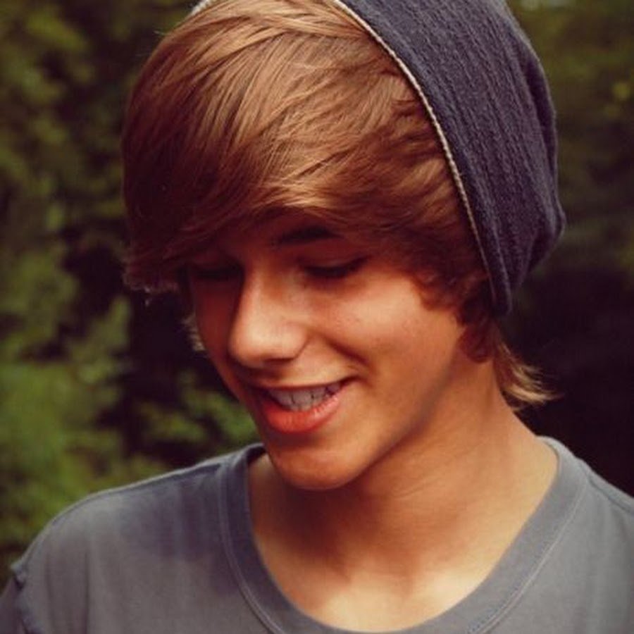 Прическа с челкой и выбритыми висками